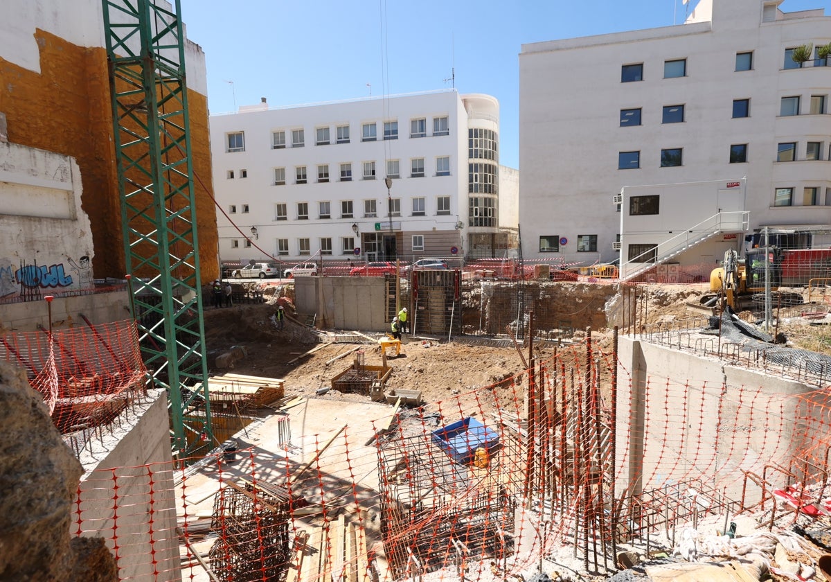 Estado actual de las obras de la residencia estudiantil que se está edificando en la calle Felipe Abarzuza.