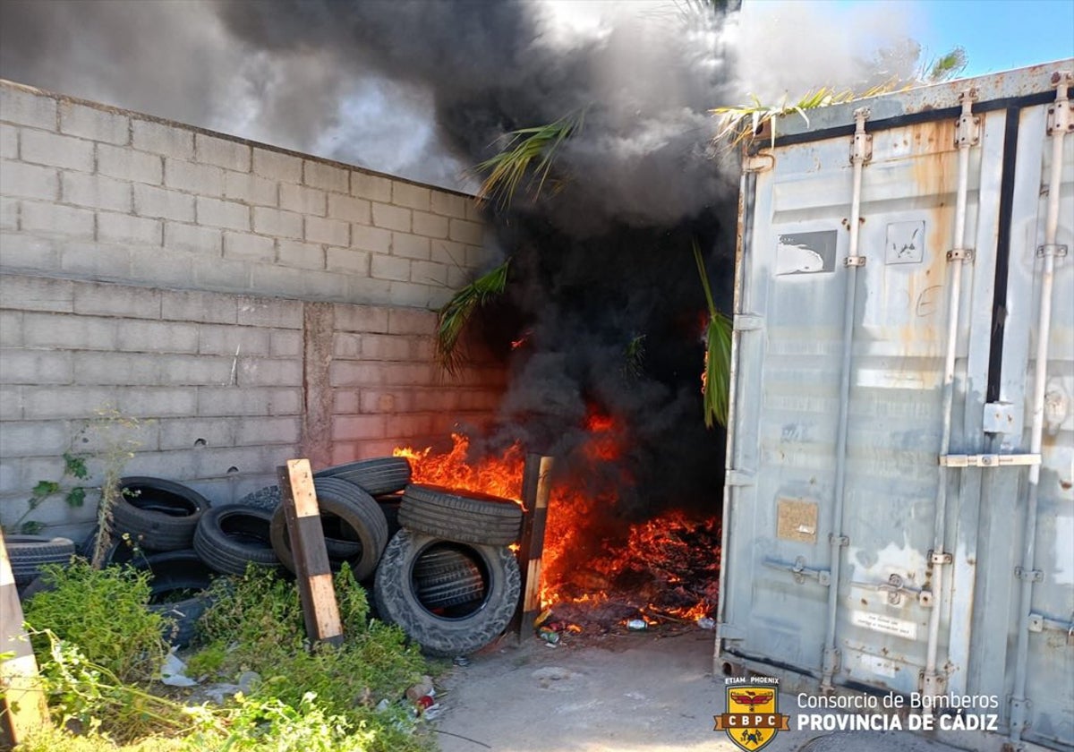 Los neumáticos y una palmera ardiendo