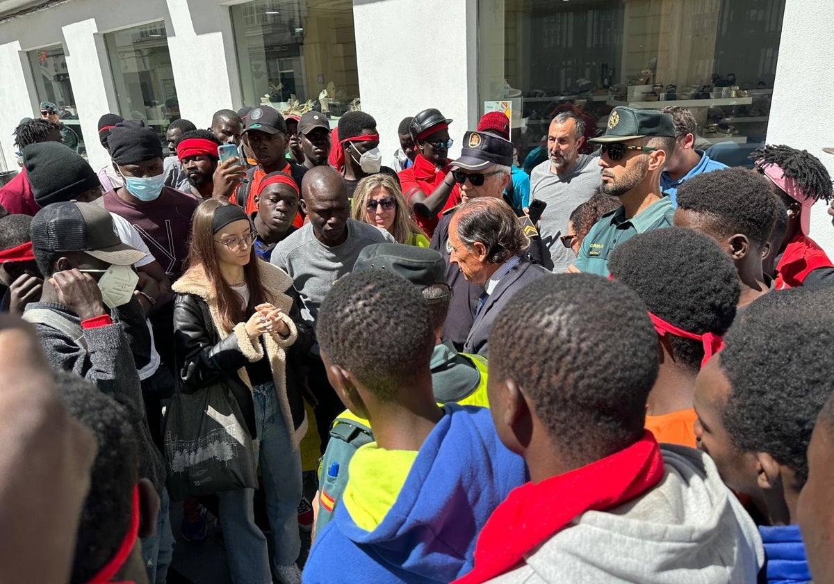 El alcalde de Chiclana se encuentra con los inmigrantes a las puertas del Ayuntamiento.