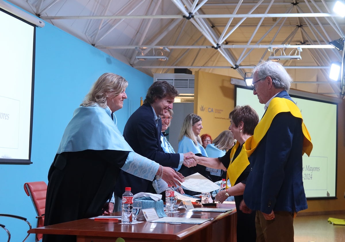 El Aula Universitaria de Mayores de la UCA celebra la graduación de su promoción 2019/2024 en Cádiz