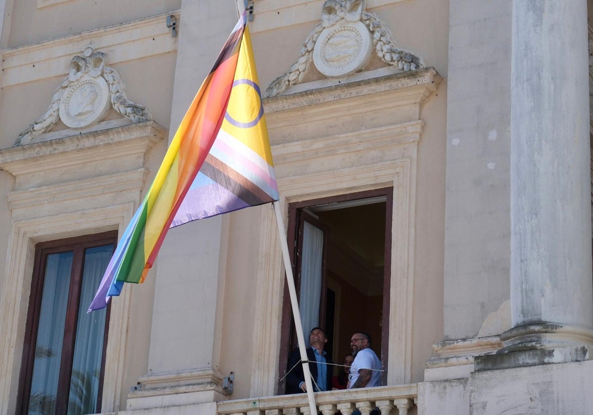 Bruno García izando la bandera en el Ayuntamiento