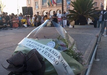 Vídeo: Cádiz se vuelca con el homenaje de su comparsa a Juan Carlos Aragón en el Falla