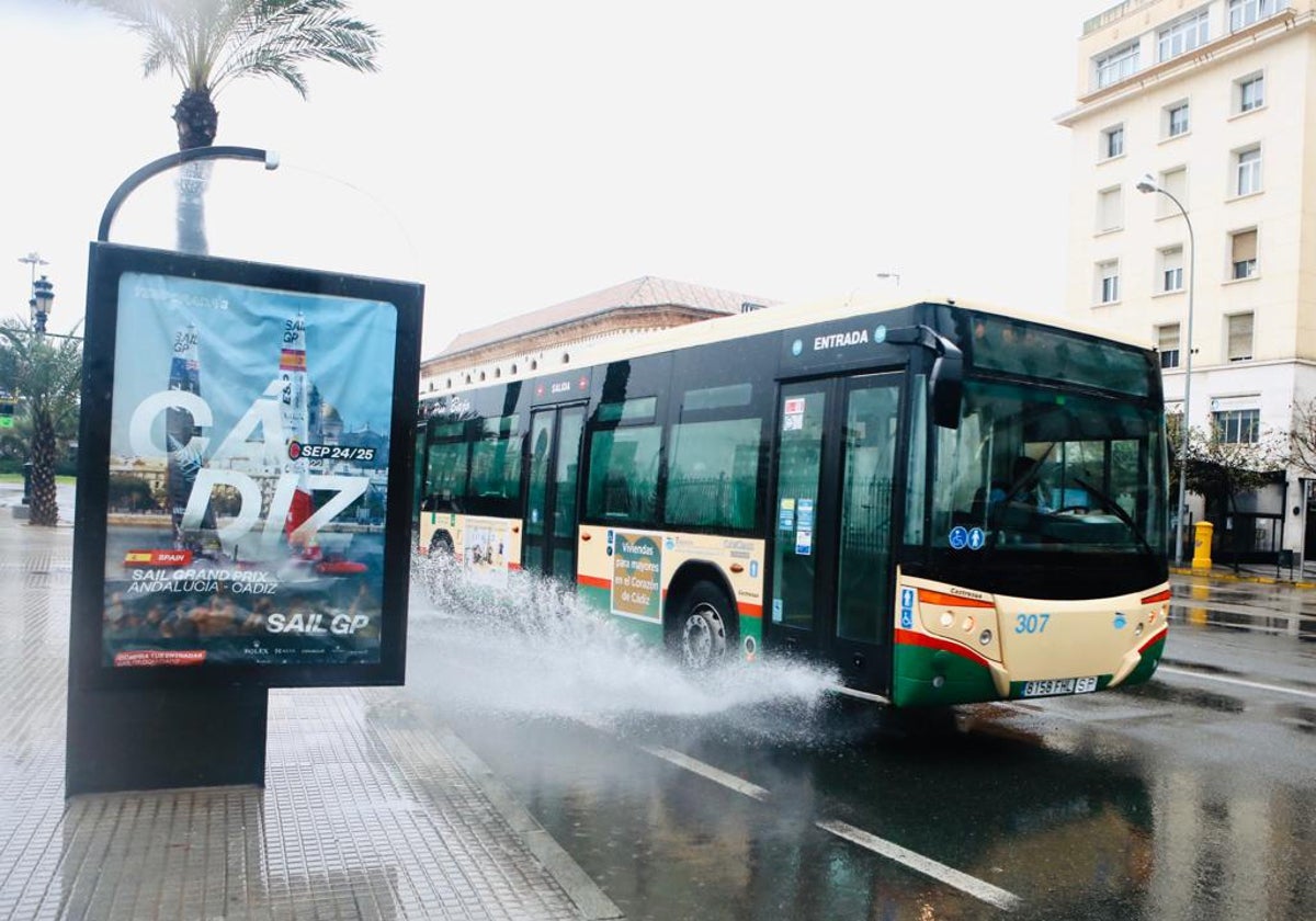 Autobús circulando por la avenida del Puerto de Cádiz.