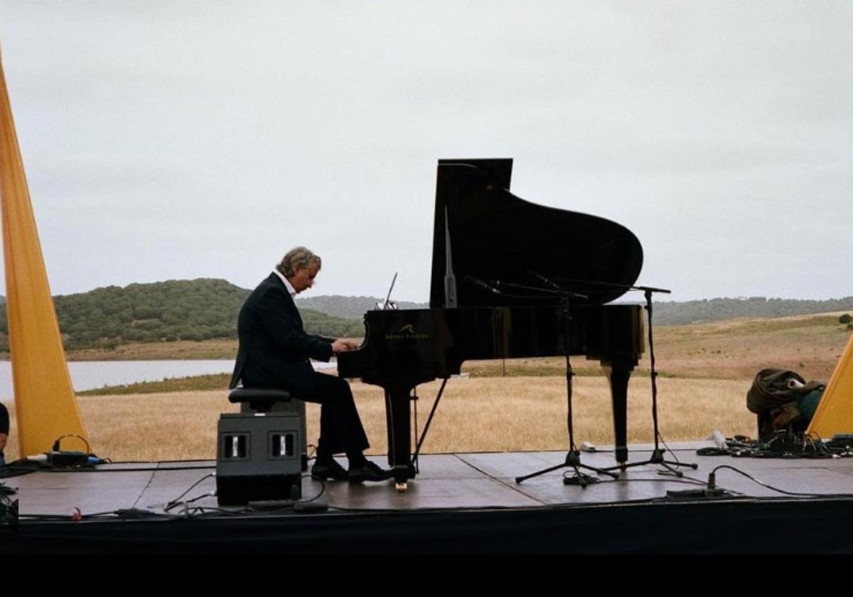 Un momento de la actuación de Josué Bonnin de Góngora en el escenario exterior junto al lago en Wakana