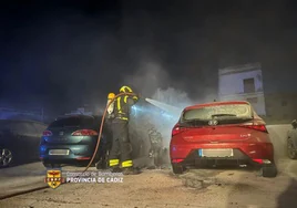 Dos coches y una moto arden en un incendio en Conil