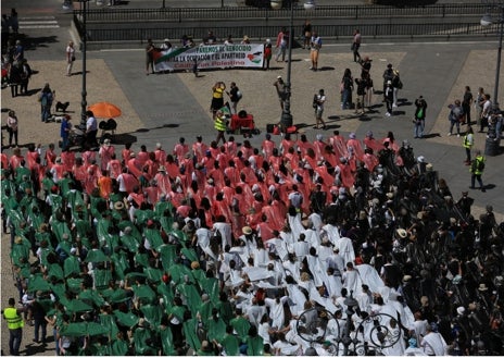 Imagen secundaria 1 - Una bandera gigante visibiliza en Cádiz el genocidio de Israel en Palestina