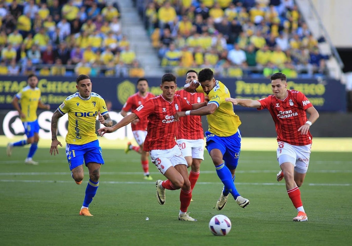 Fotos: Las imágenes del partido Cádiz CF-Las Palmas en Carranza