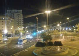 Un meteorito cruza el cielo de Cádiz dejando una gran estela que se graba por las cámaras de plaza Sevilla