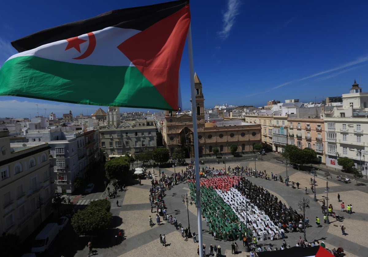 Panorámica de la plaza de San Antonio con el mosaico humano con la bandera palestina