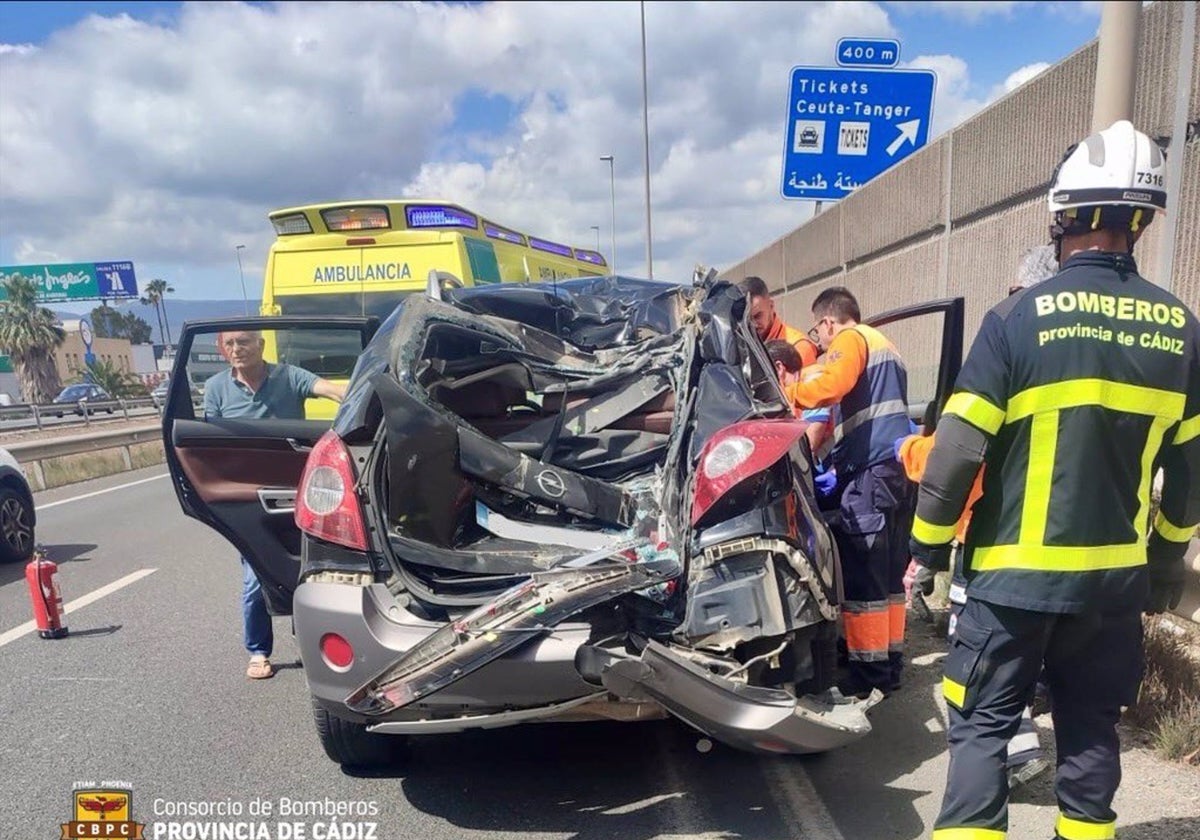 Herida una mujer en un choque entre dos coches y un camión grúa en la A-7 en Los Barrios.