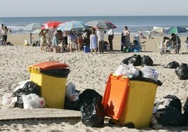 Cádiz busca personal para limpiar sus playas: estas son las condiciones y los requisitos