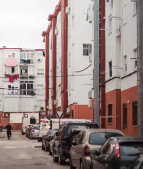 Imagen secundaria 2 - Vídeo: Los cinco cerrojos en un narcopiso de Los Milagros en El Puerto no impiden que unos &#039;camellos&#039; sean detenidos