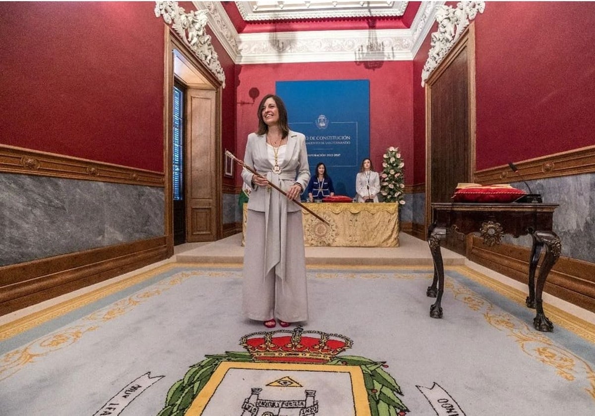 Patricia Cavada sosteniendo el bastón de mando en el Ayuntamiento de San Fernando el pasado 18 de junio.