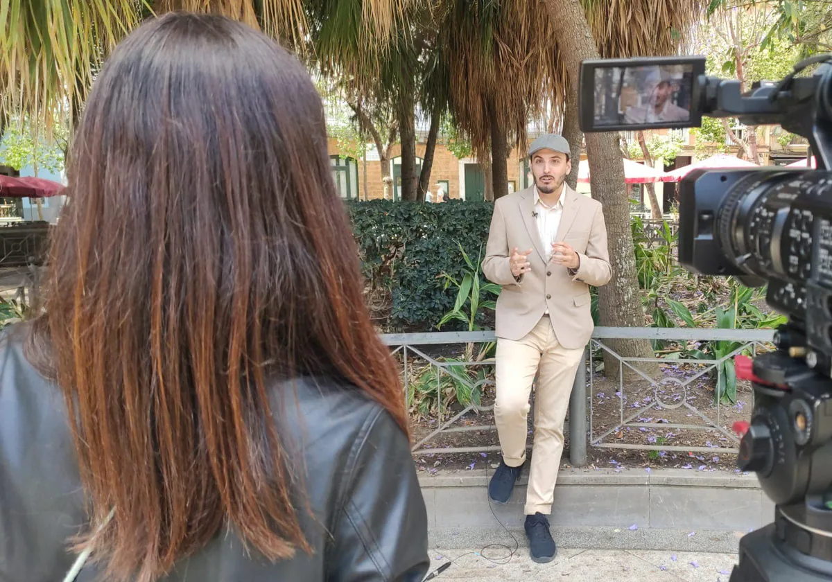 El guía turístico Jesús Carrillo, atendiendo a La Sexta durante la grabación del programa