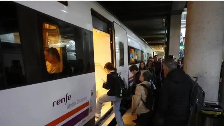 Tren Media Distancia en la estación de Cádiz