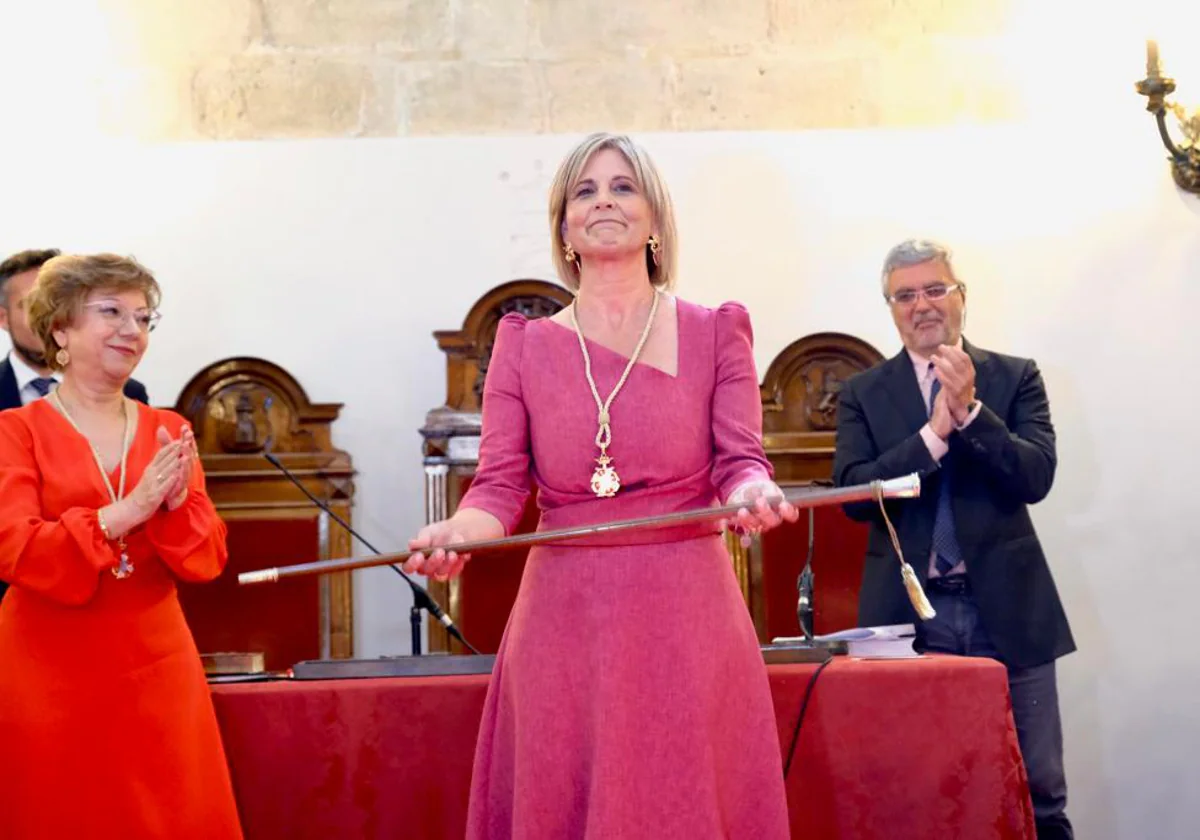 María José García-Pelayo sostiene el bastón de mando de Jerez.