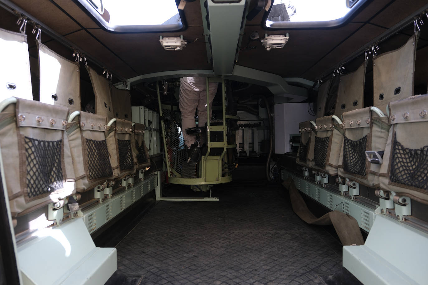 Fotos: San Fernando celebra el Día de las Fuerzas Armada con una exposición de material militar