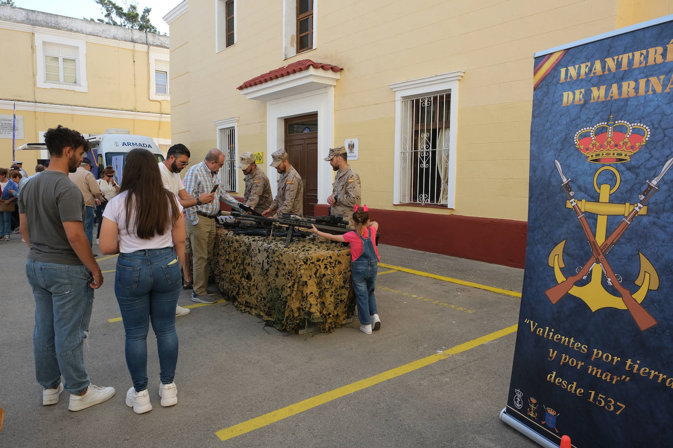 Fotos: San Fernando celebra el Día de las Fuerzas Armada con una exposición de material militar