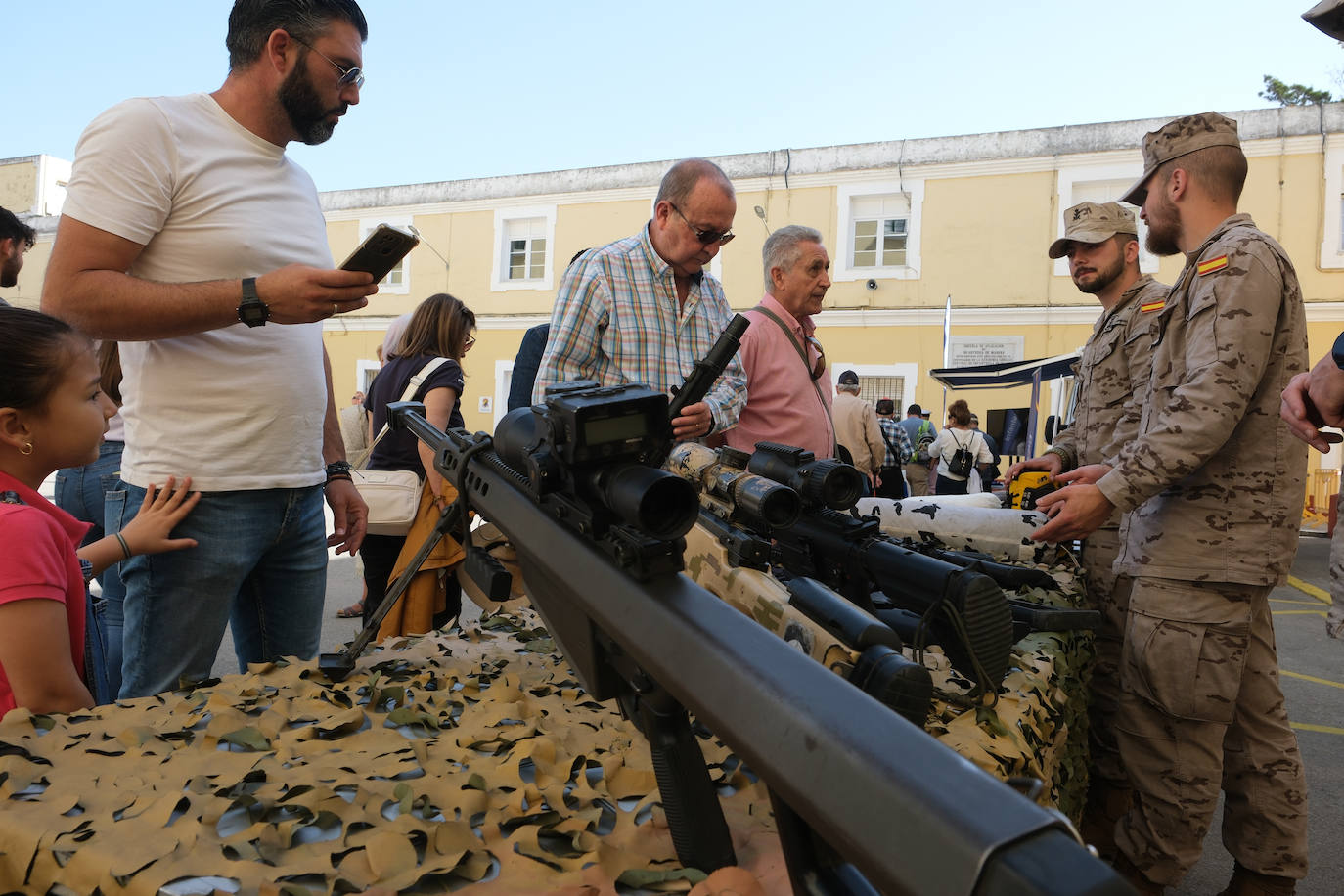 Fotos: San Fernando celebra el Día de las Fuerzas Armada con una exposición de material militar