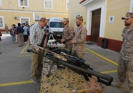 Fotos: San Fernando celebra el Día de las Fuerzas Armada con una exposición de material militar