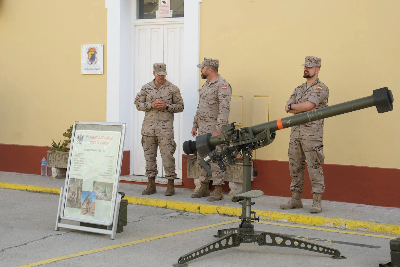 Fotos: San Fernando celebra el Día de las Fuerzas Armada con una exposición de material militar
