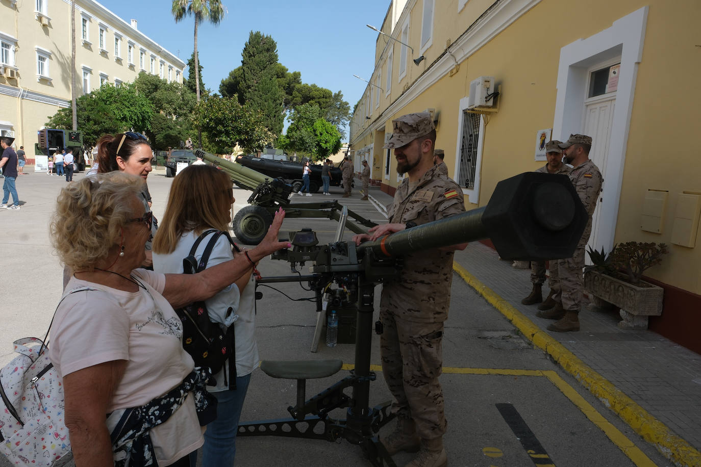 Fotos: San Fernando celebra el Día de las Fuerzas Armada con una exposición de material militar