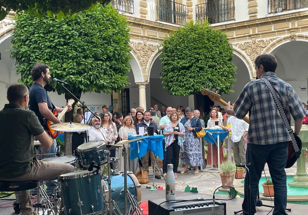 El IES Santo Domingo de El Puerto proyecta la imagen de sus ciclos de FP con su «Rock &amp; Wine» de maridaje de vino y música