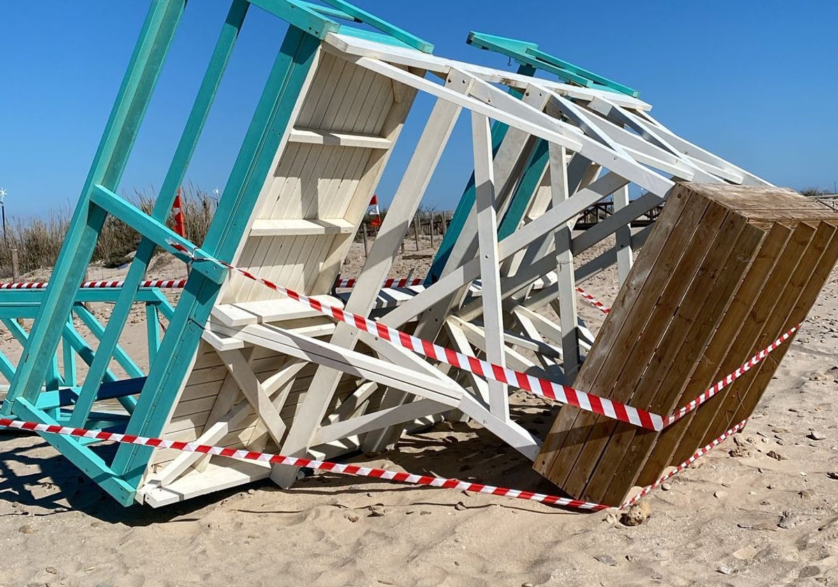 Herido un hombre tras caérsele encima una torreta de vigilancia en la playa de Camposoto