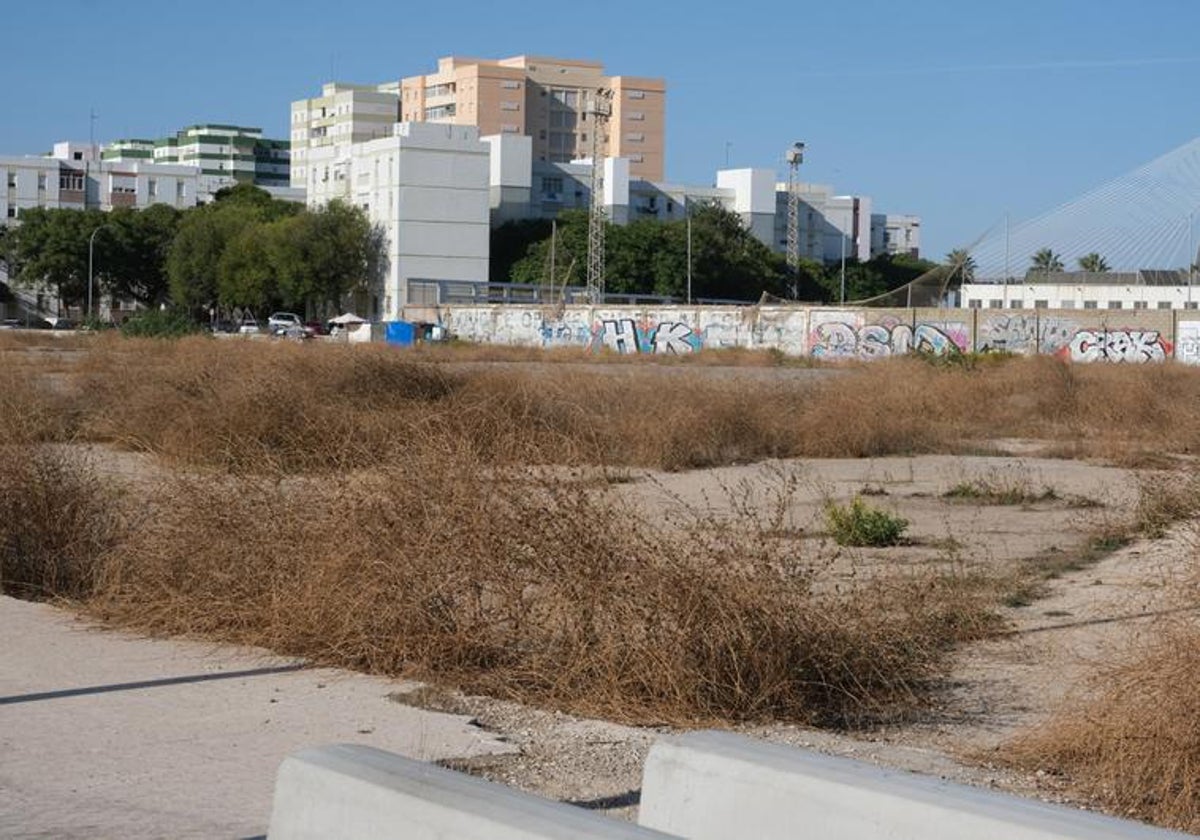 Solar de la antigua factoría CASA, en el que se pretende levantar el hospital, que acumula casi dos décadas de retraso.