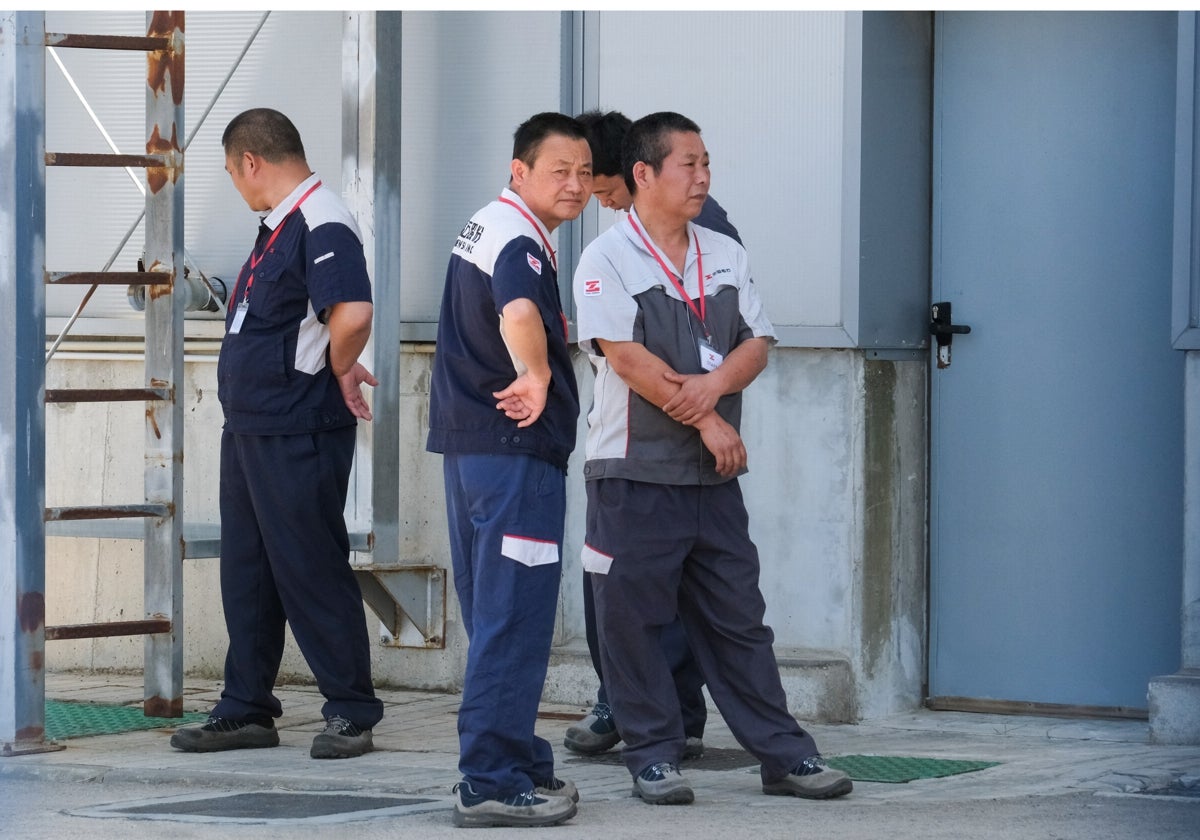 Operarios de Zhenshi minutos antes de la inauguración de la planta, en el Trocadero.