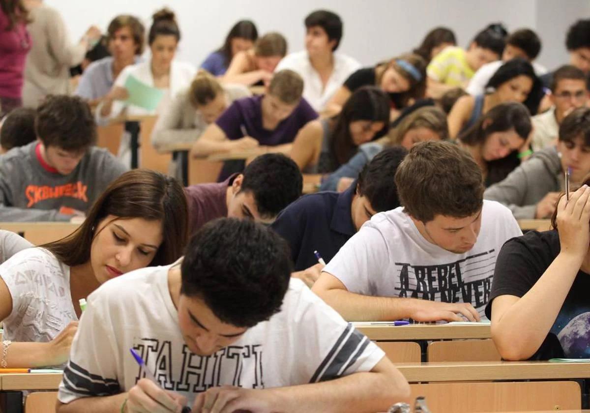 Estudiantes durante las pruebas de Selectividad