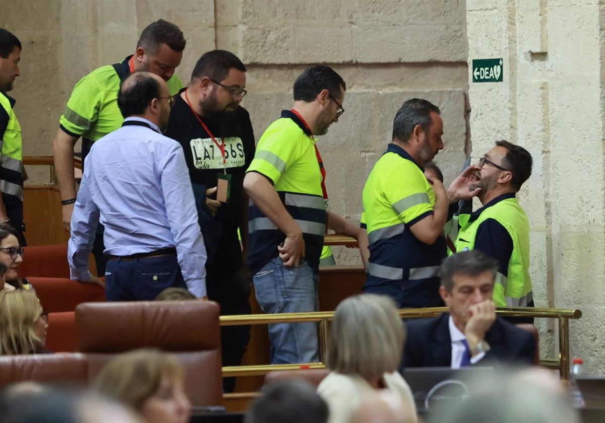 Trabajadores de Acerinox se concentran en Los Barrios y acusan a la empresa de «falta de respeto» a la plantilla