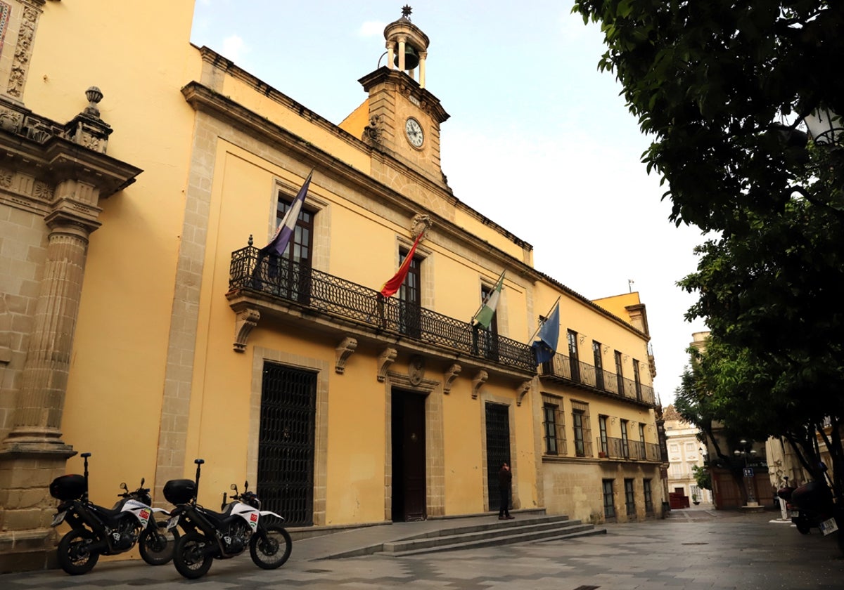 Encuentran una escultura de bronce de tres metros de la Virgen de la Inmaculada que llevaba años abandonada en un almacén