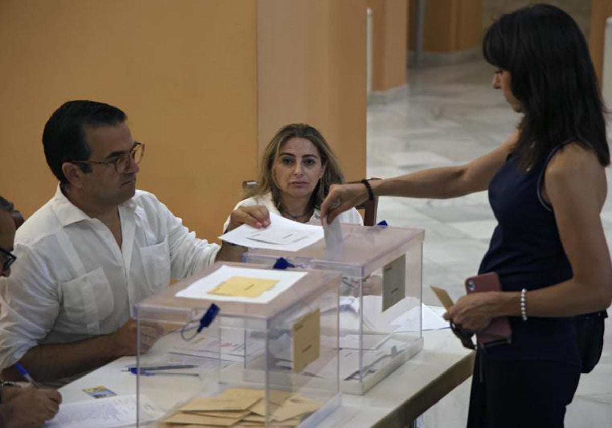 Una ciudadana vota en las elecciones generales celebradas el pasado verano.