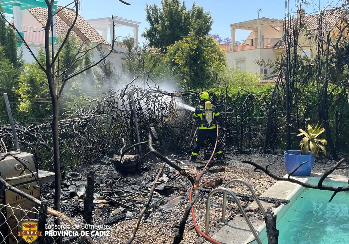 Cinco viviendas afectadas tras arder el jardín de una de ellas en la calle Búho Real en El Puerto