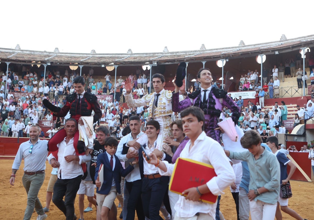 Los tres diestros salieron por la puerta grande de la plaza de toros de El Pino.