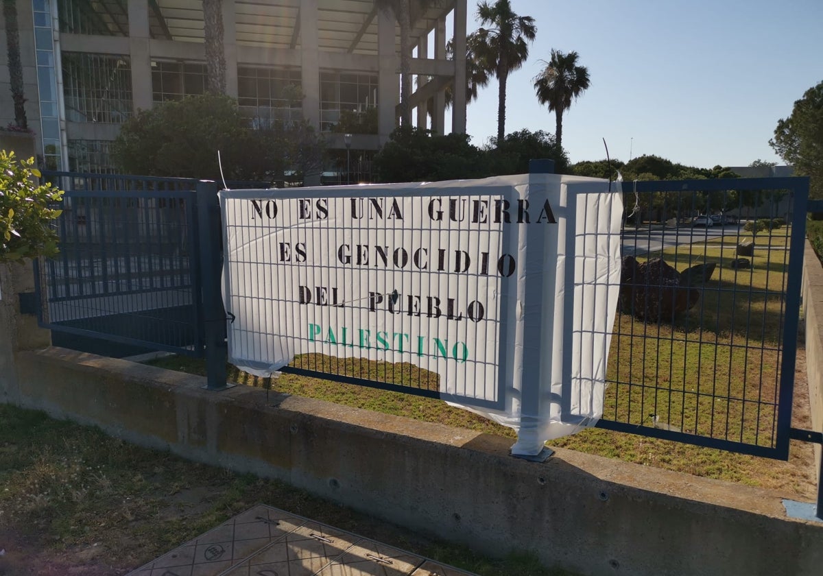 Pancarta en el Campus de Puerto Real.