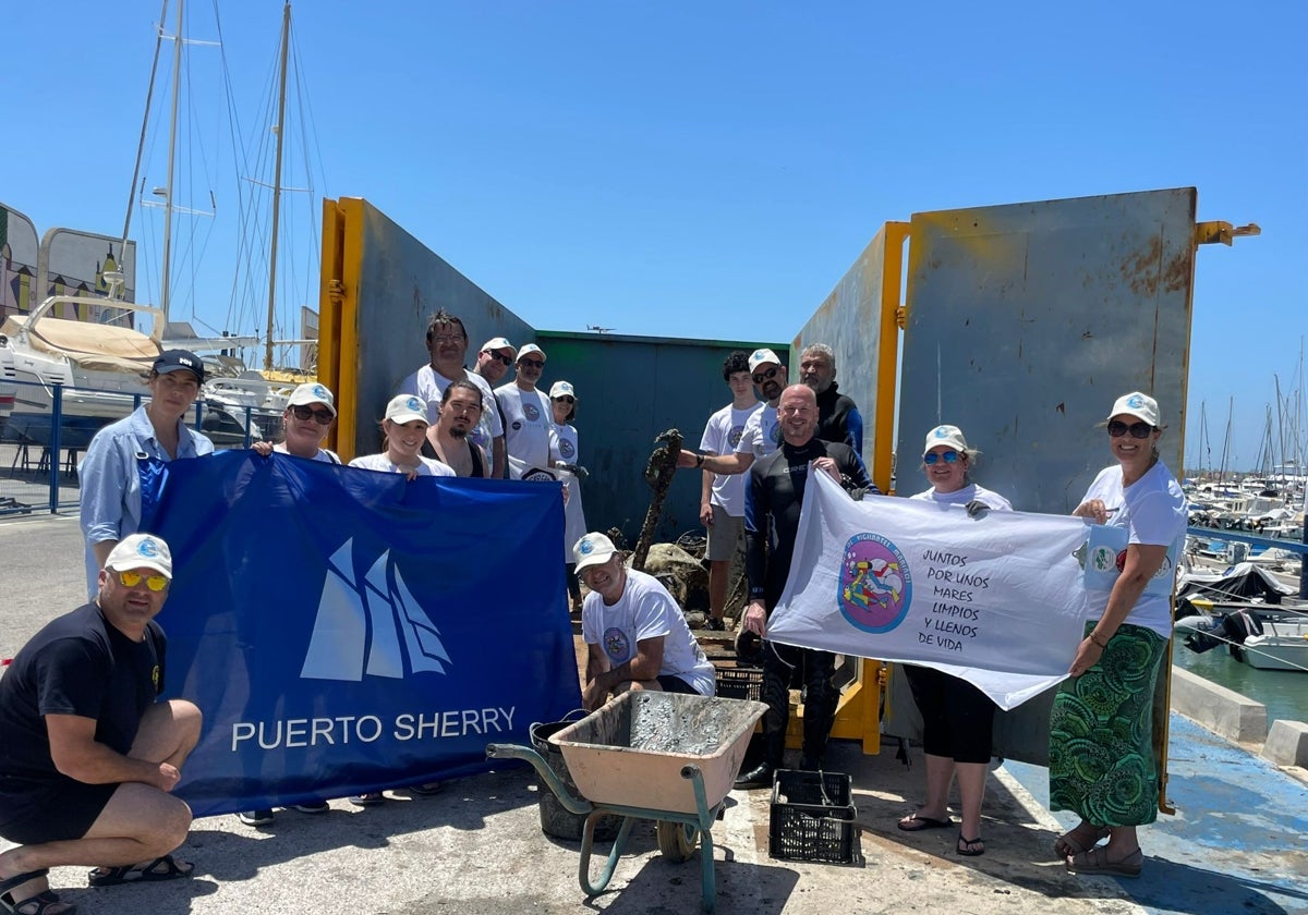 Voluntarios retiran más de 500 kilos de residuos en Puerto Sherry