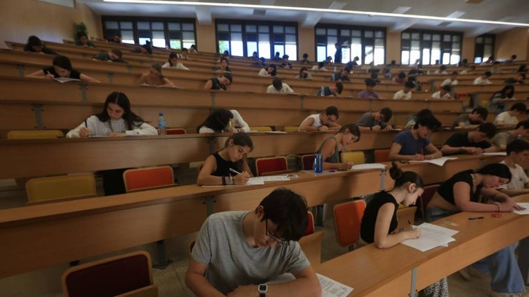 Alumnos haciendo el examen en la Facultad de Medicina