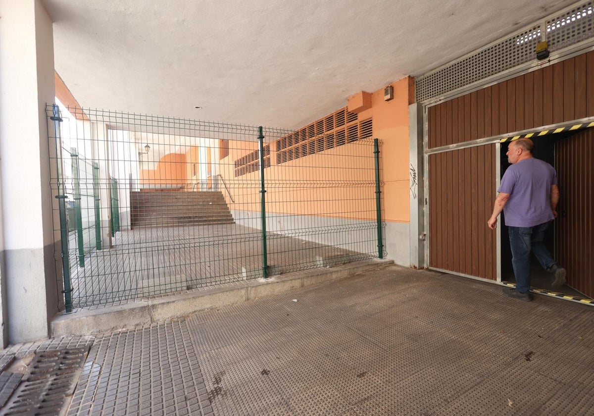 El Ayuntamiento de Cádiz procedió ayer al cierre de los bajos de Capuchinos