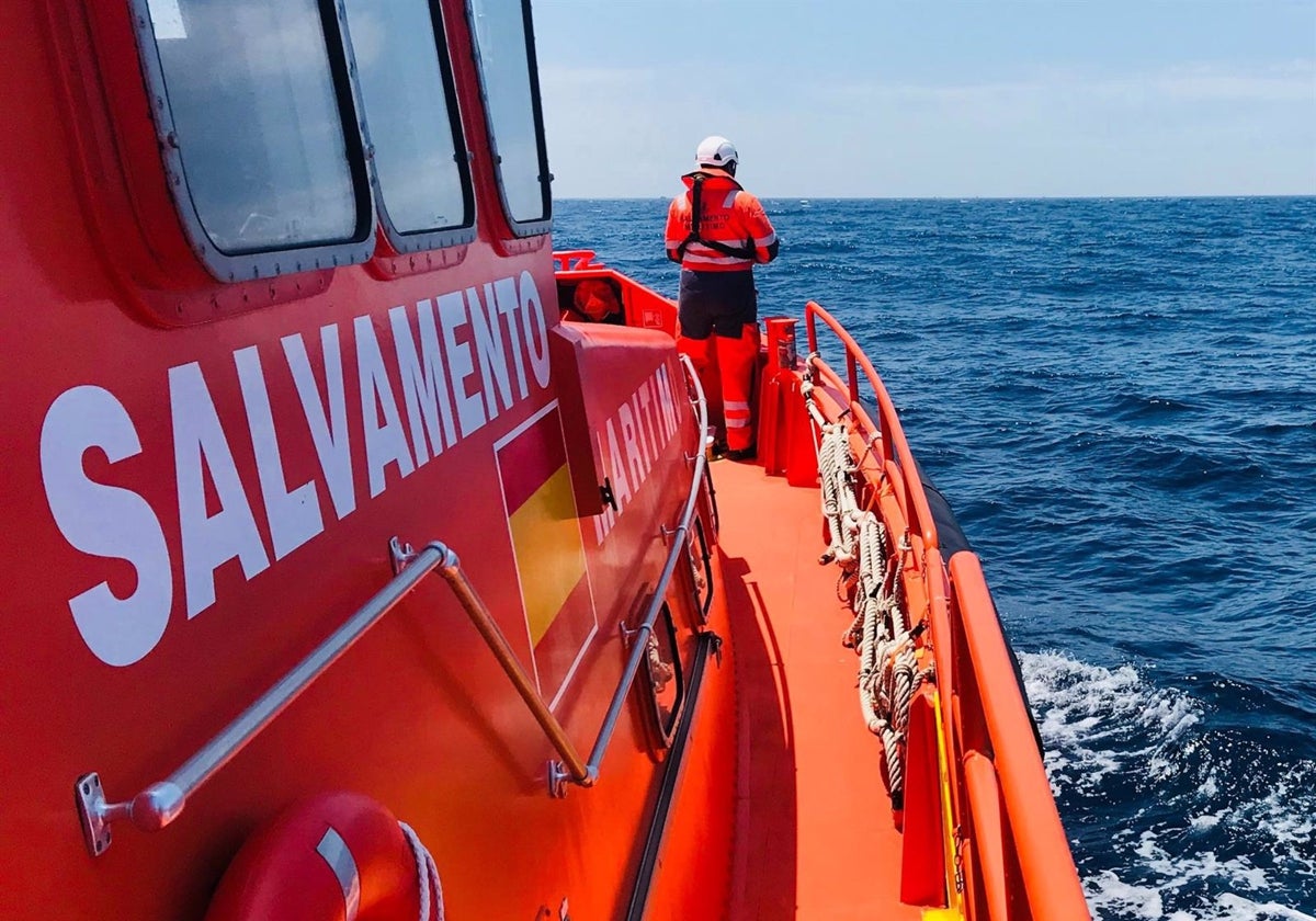 Cuatro migrantes, uno de ellos menor, rescatados de una neumática a 19 millas del Cabo Trafalgar en Cádiz.