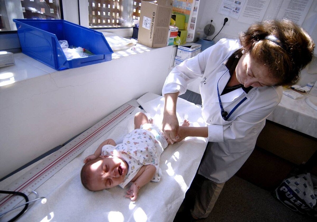 Una pediatra atiende a un bebé en un centro de Salud