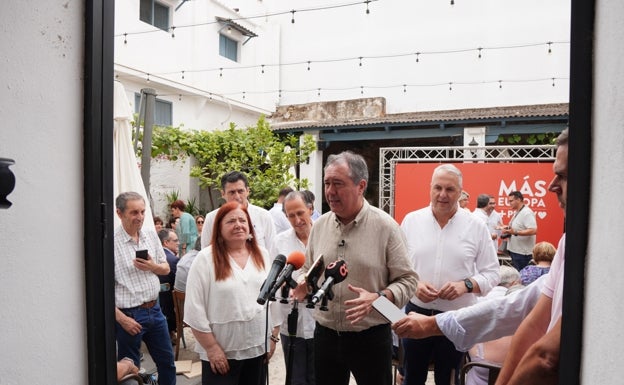 Juan Espadas atiende a los medios de comunicación.