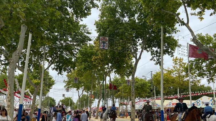 Viernes de Feria encapotado pero alegre en El Puerto