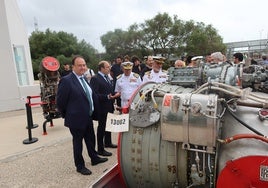 La Armada cede a la UCA una turbina Harrier y el motor de un helicóptero para la docencia práctica del alumnado de la ESI