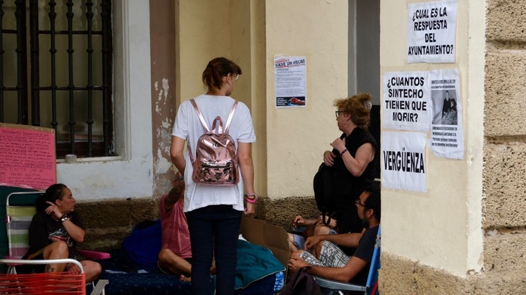 Personas sin hogar a las puertas del Ayuntamiento gaditano.