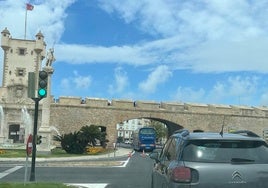 Un autobús queda horas inmovilizado ante las Puertas de Tierra de Cádiz debido a una avería