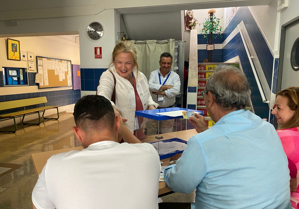 María José de Alba votó en el CEIP Quintanilla.