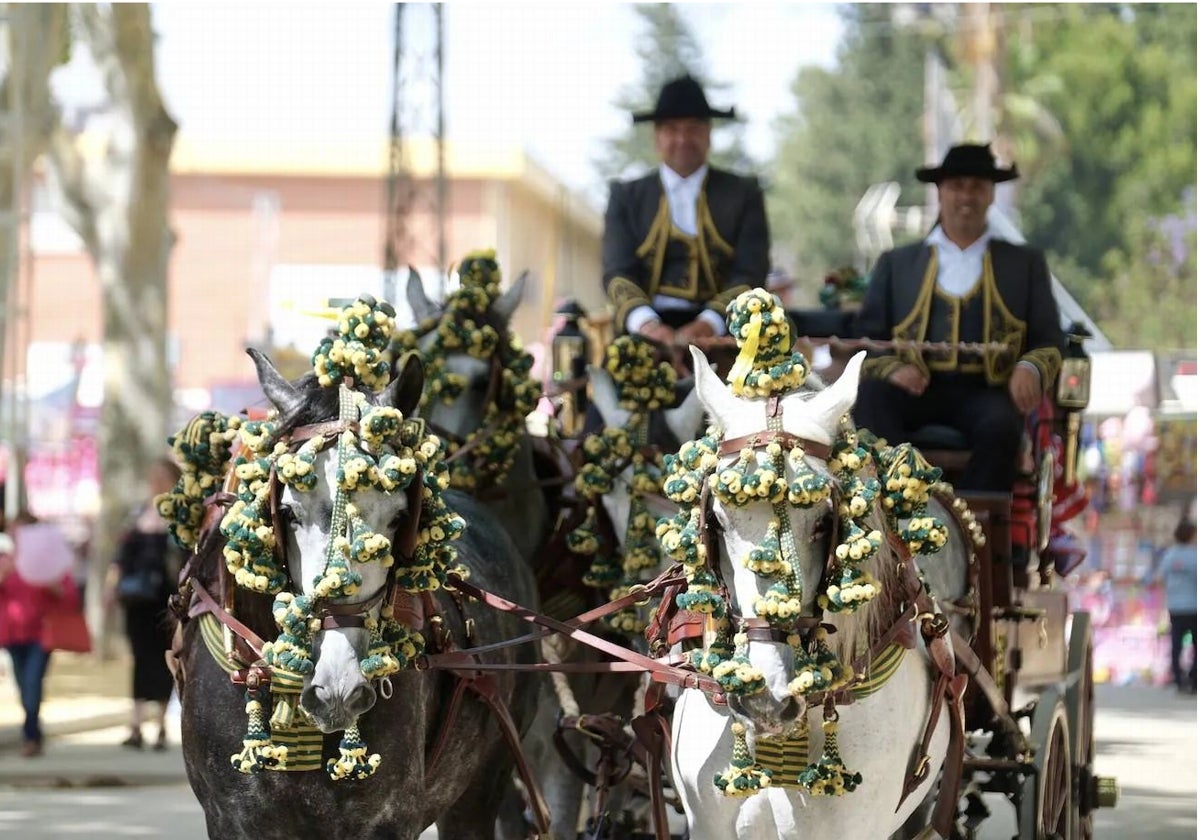 Paseo de caballos en la feria de El Puerto