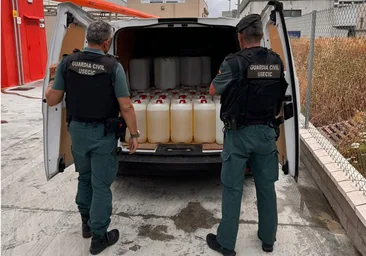 Los agentes sorprenden a dos individuos llenando 35 garrafas de gasolina para abastecer a las narcolanchas